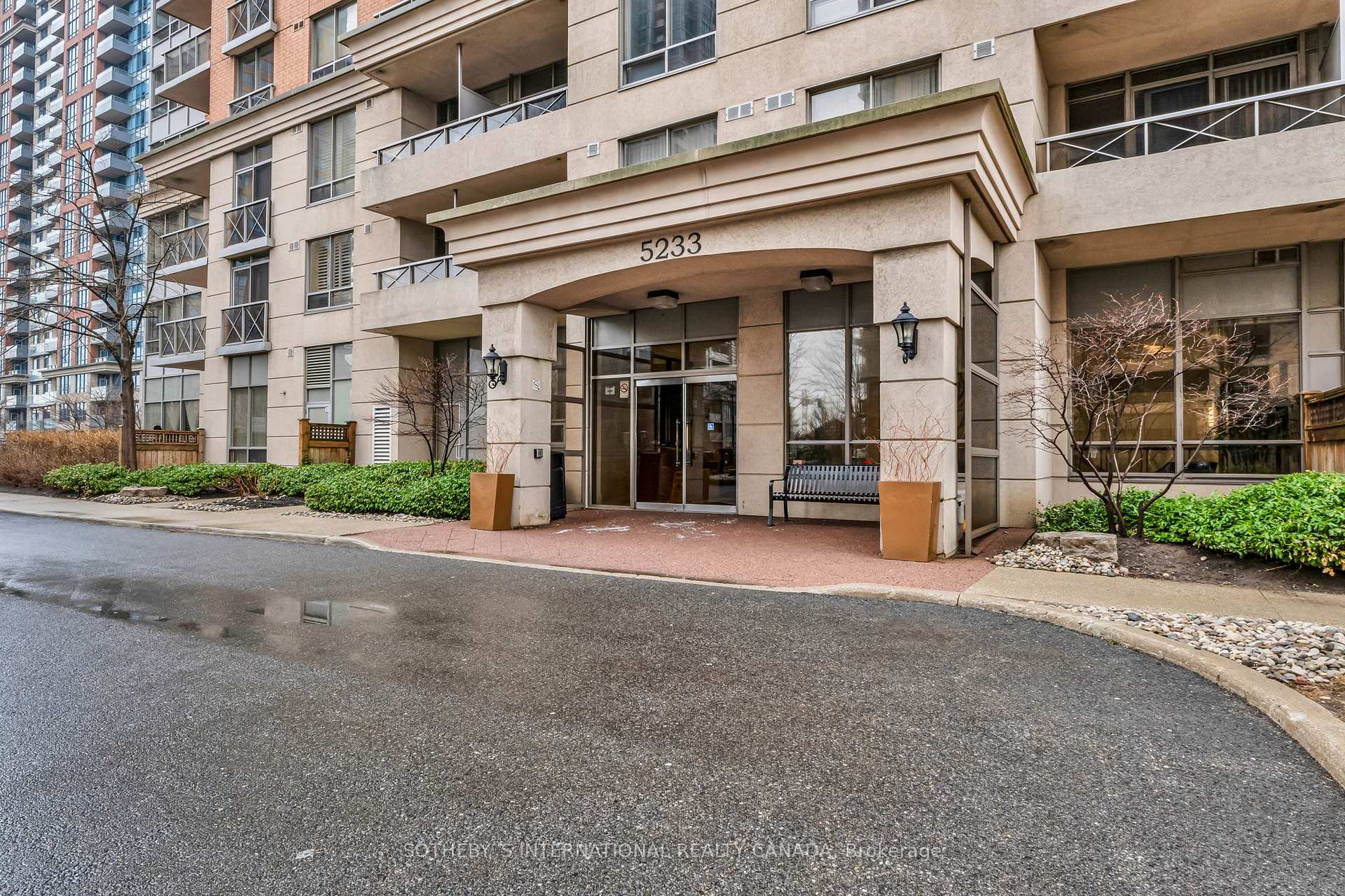 3 Bedrooms Condo at 5233 Dundas,  Toronto For sale