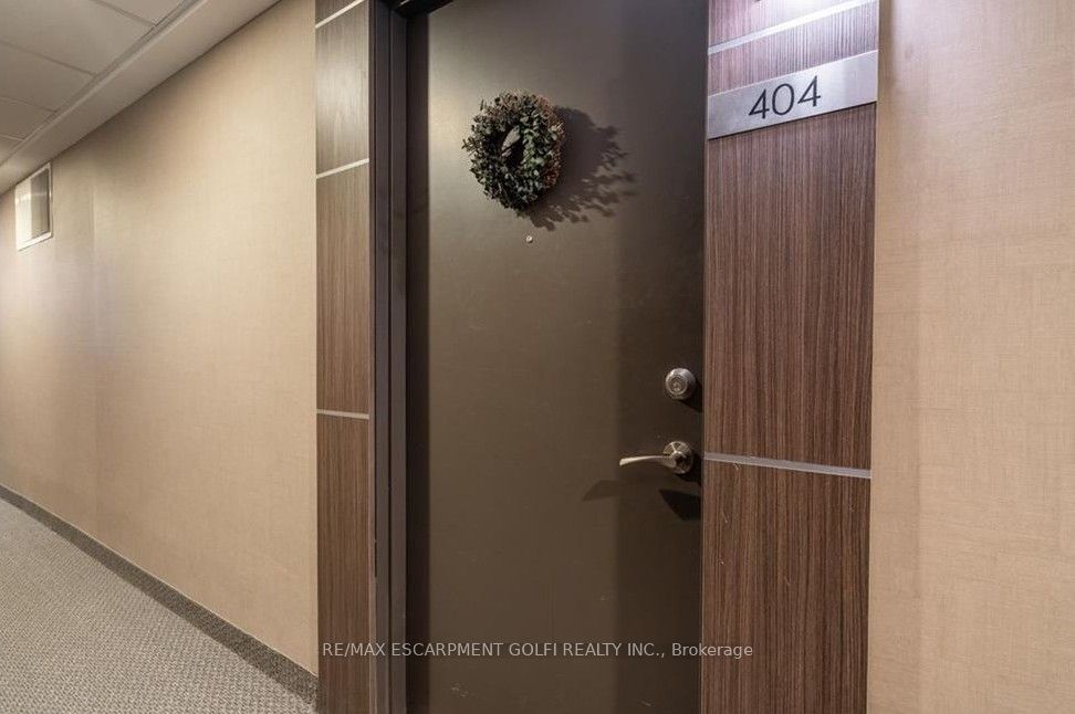 550 North Service Road, #404