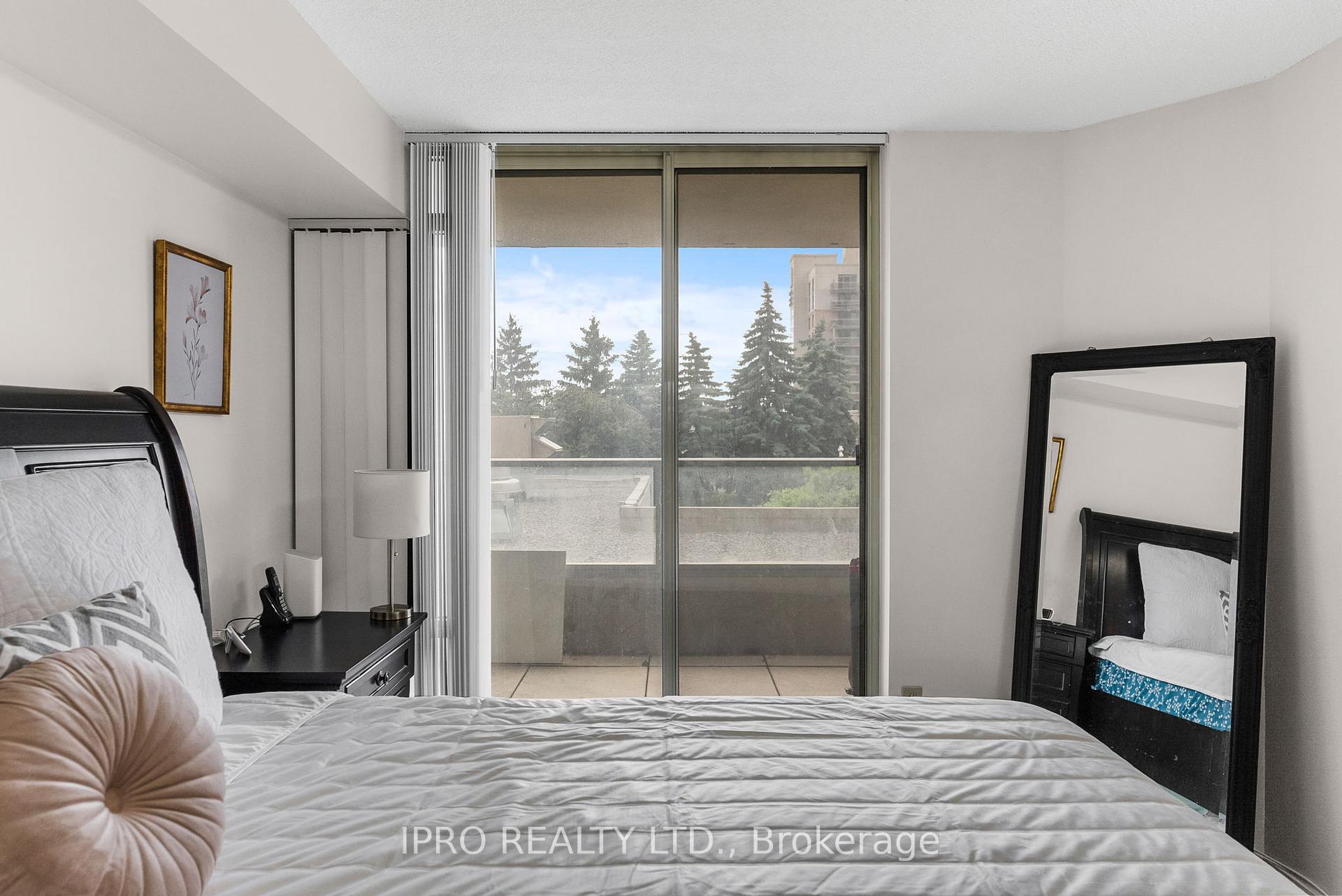 3 Bedrooms Condo at 700 Constellation, Mississauga For sale