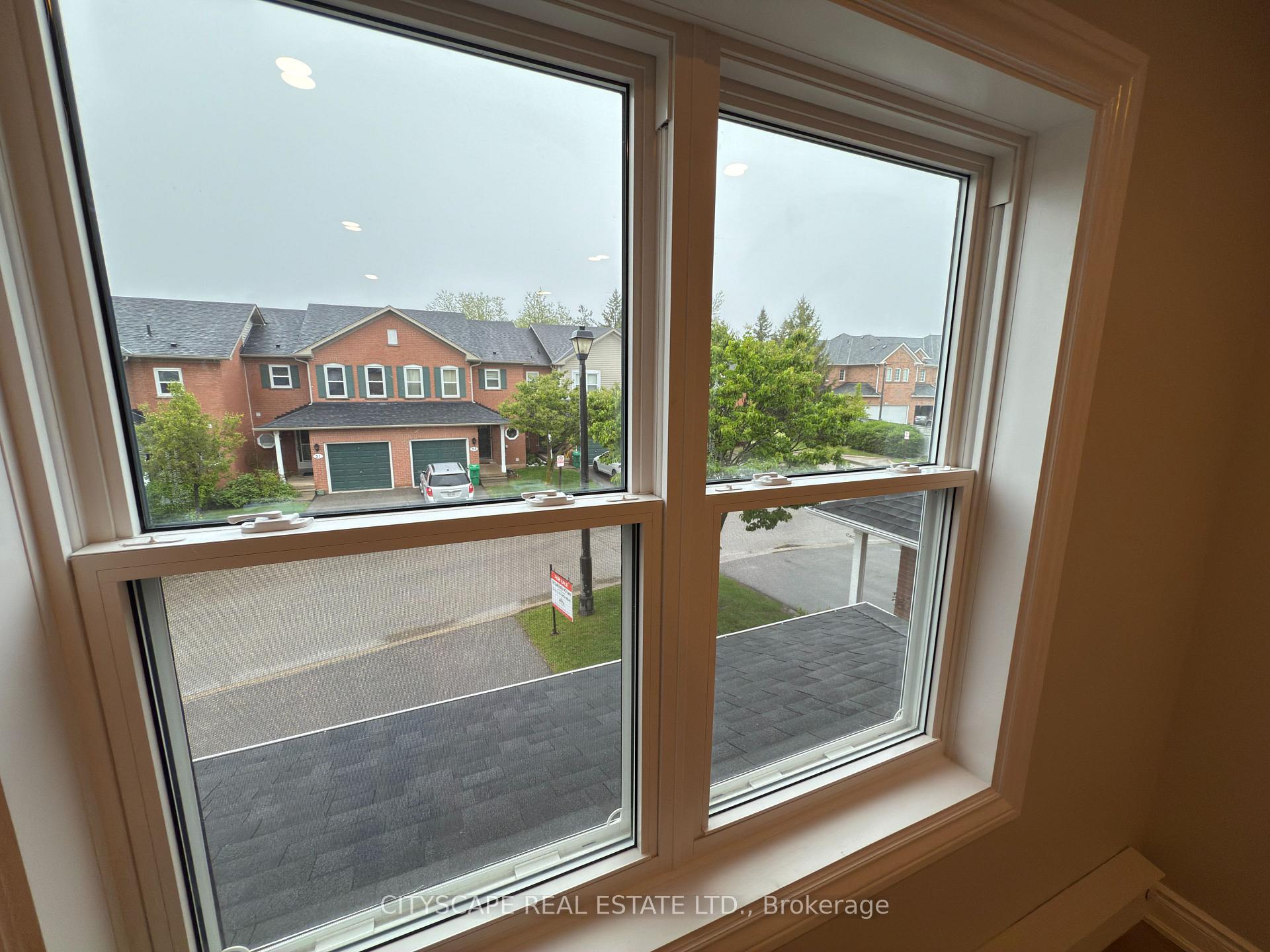 4 Bedrooms Condo at 5659 Glen Erin, Mississauga For sale