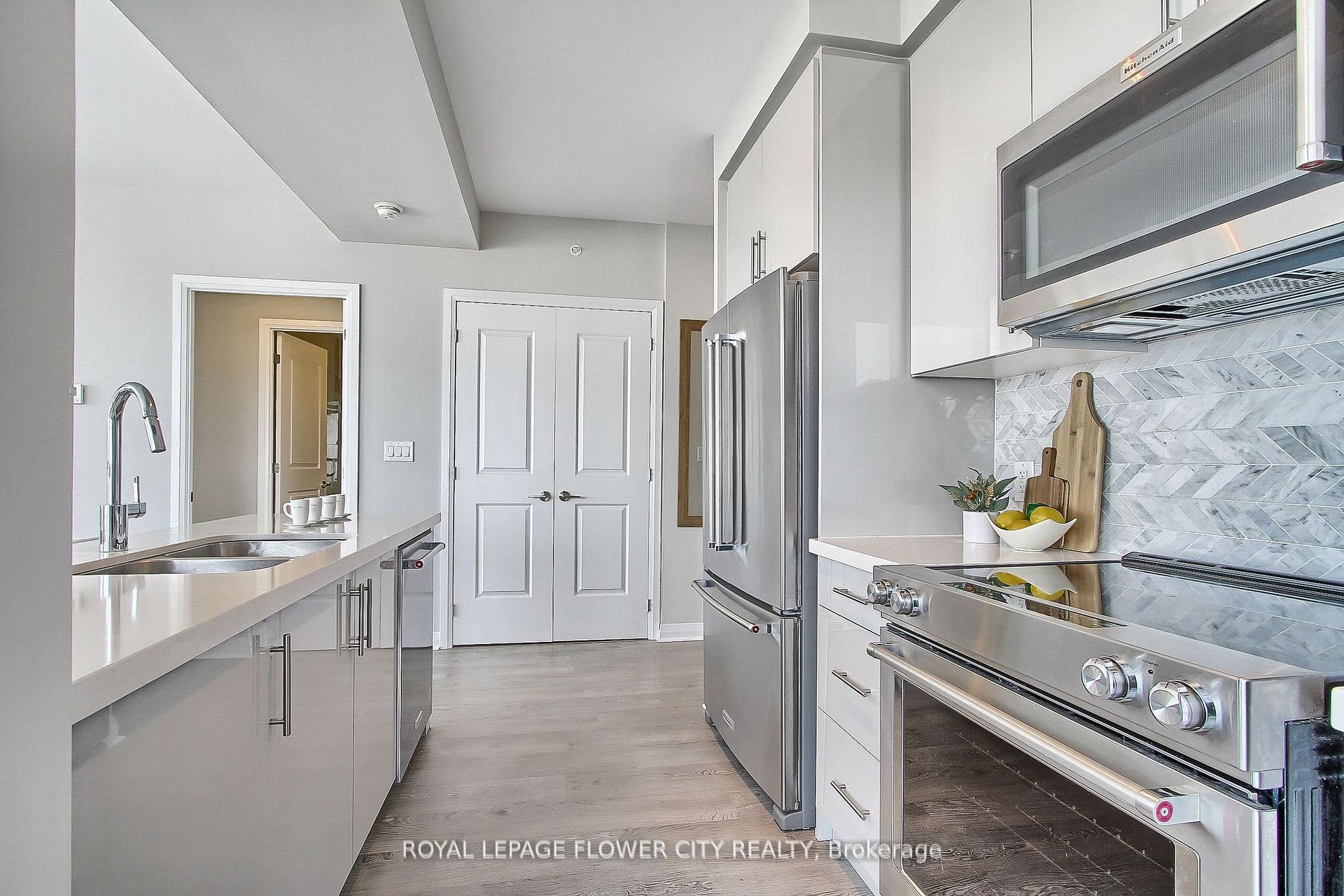 3 Bedrooms Condo at 5025 Four Springs, Mississauga For sale