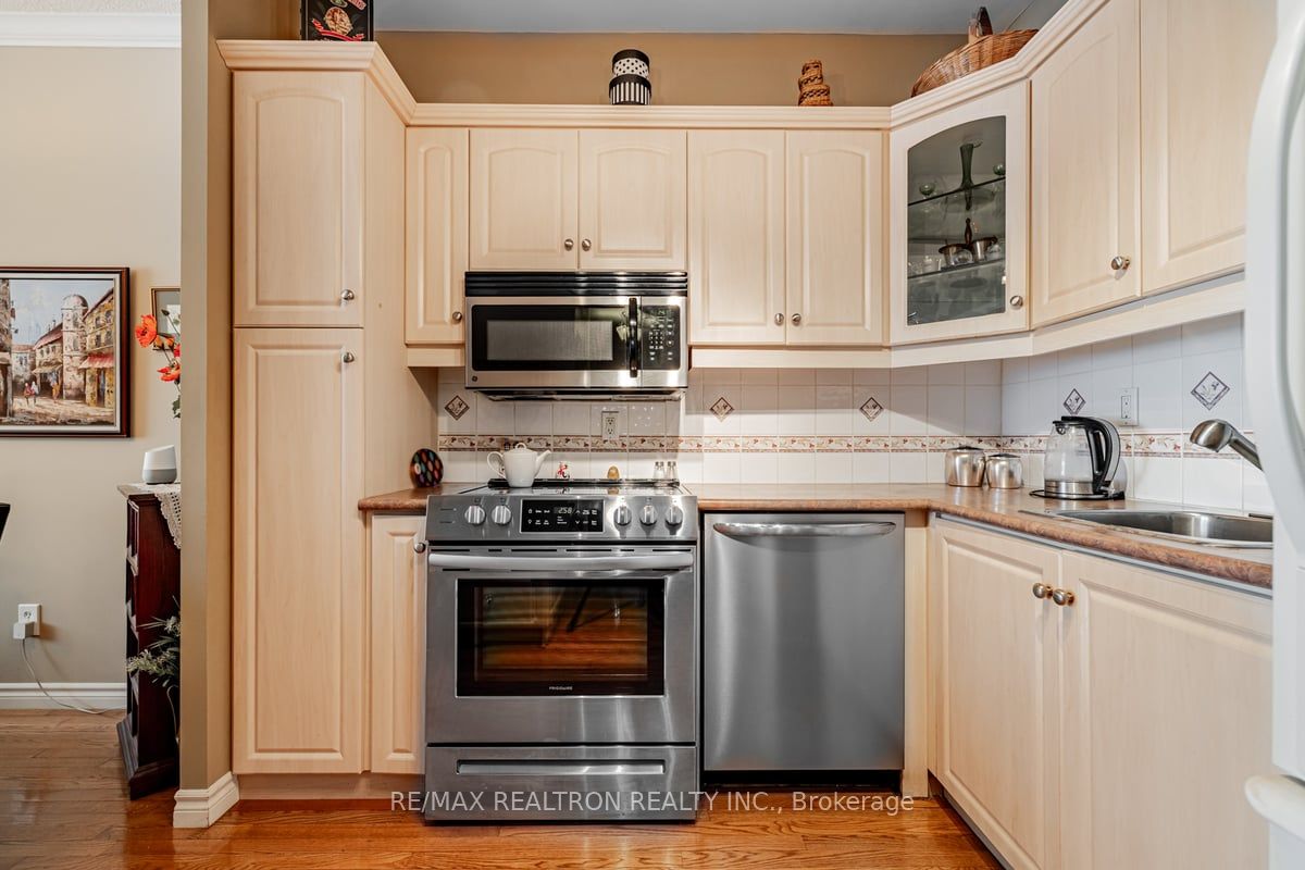 #104 - 30 Fashion Roseway, Toronto, ON M2N 6B4