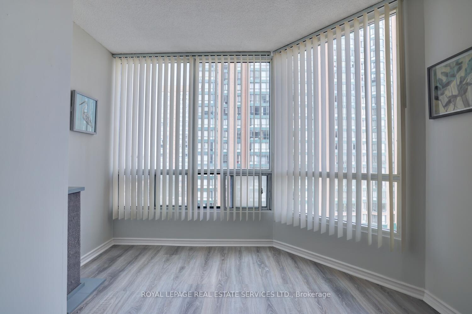 3 Bedrooms Condo at 155 Hillcrest,  Mississauga For sale