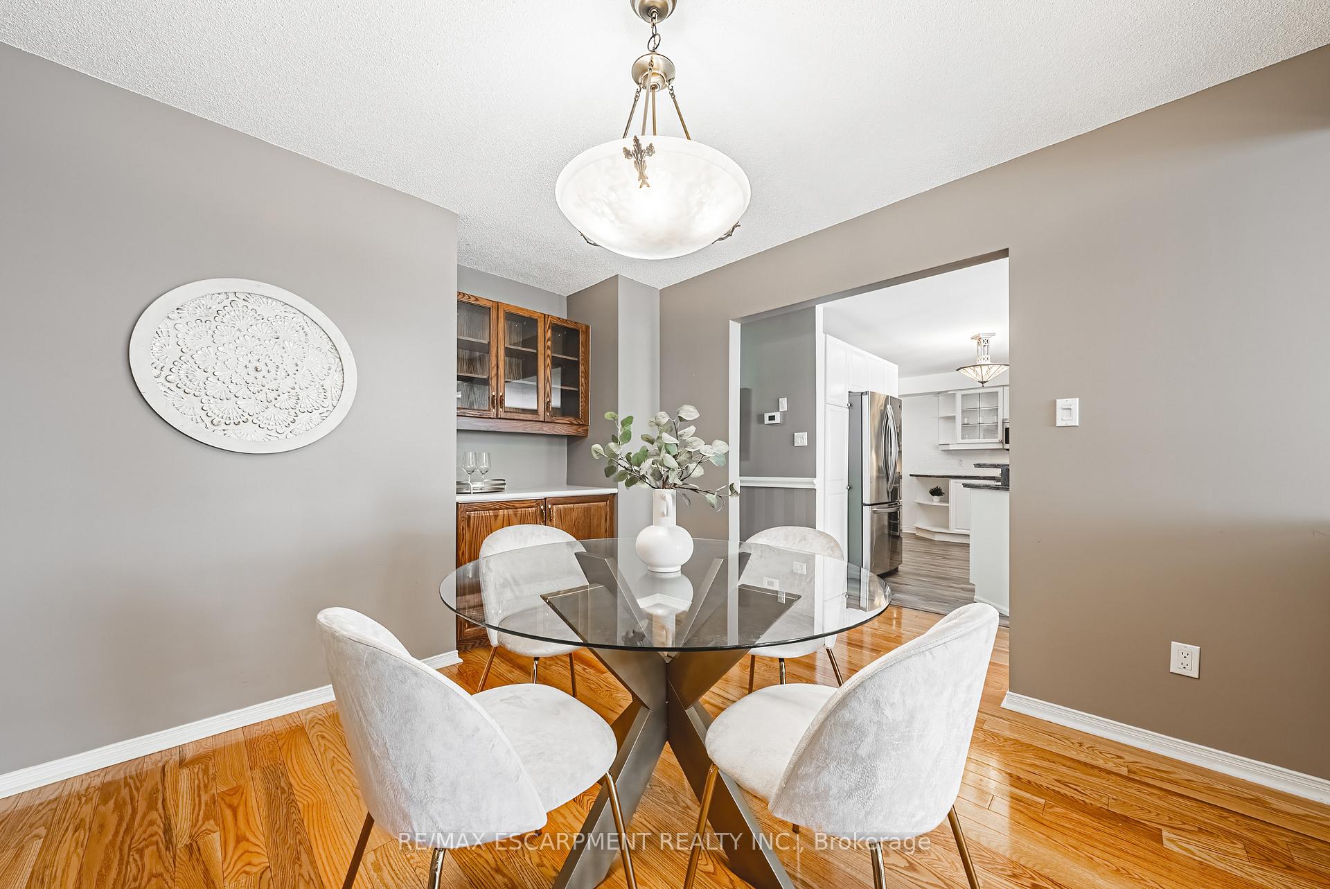 3 Bedrooms Condo at 3333 New,  Burlington For sale