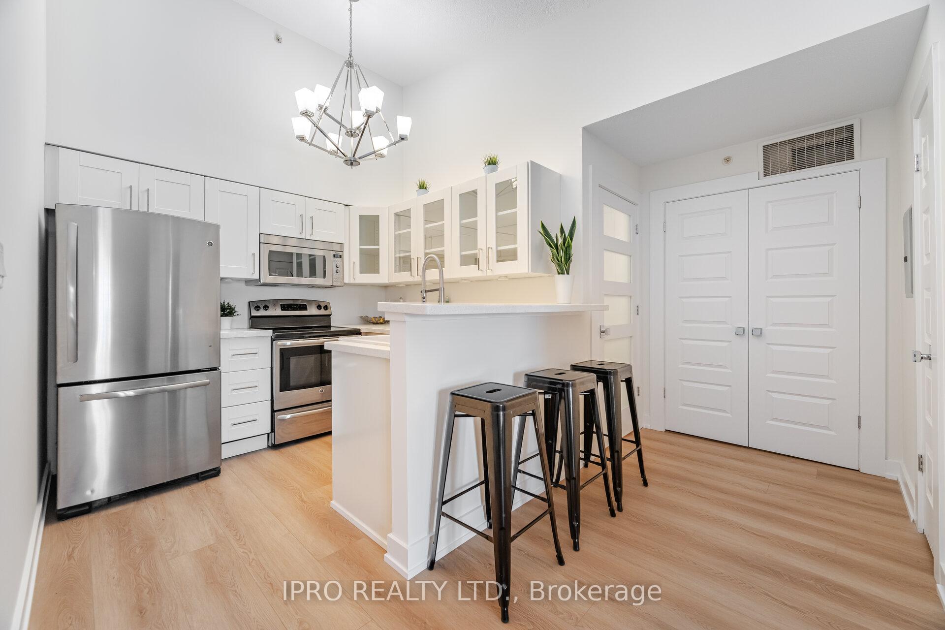 2 Bedrooms Condo at 1411 Walker’s, Burlington For sale