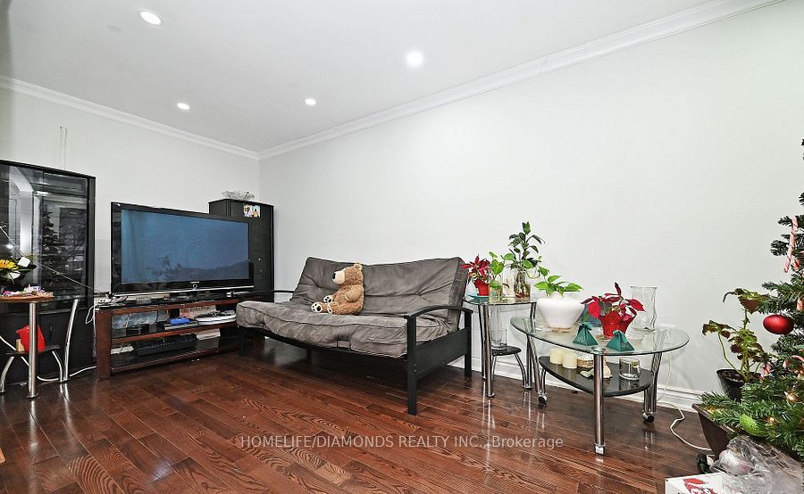 32 BARRINGTON Crescent