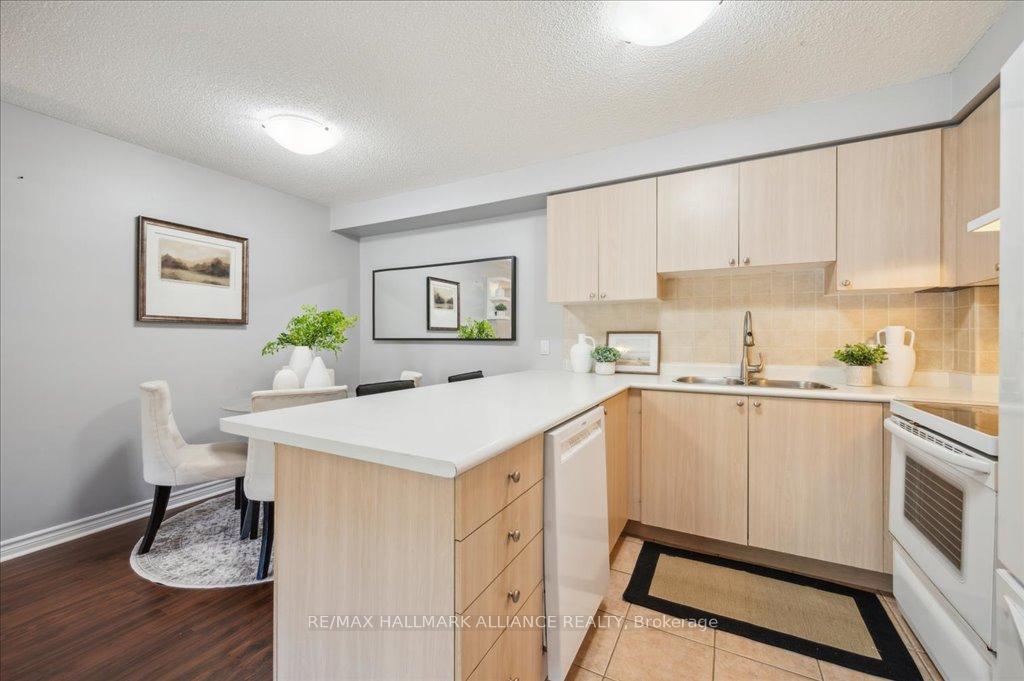 2 Bedrooms Condo at 1701 Lampman, Burlington For sale