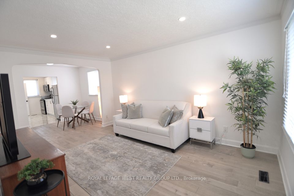 905 Islington