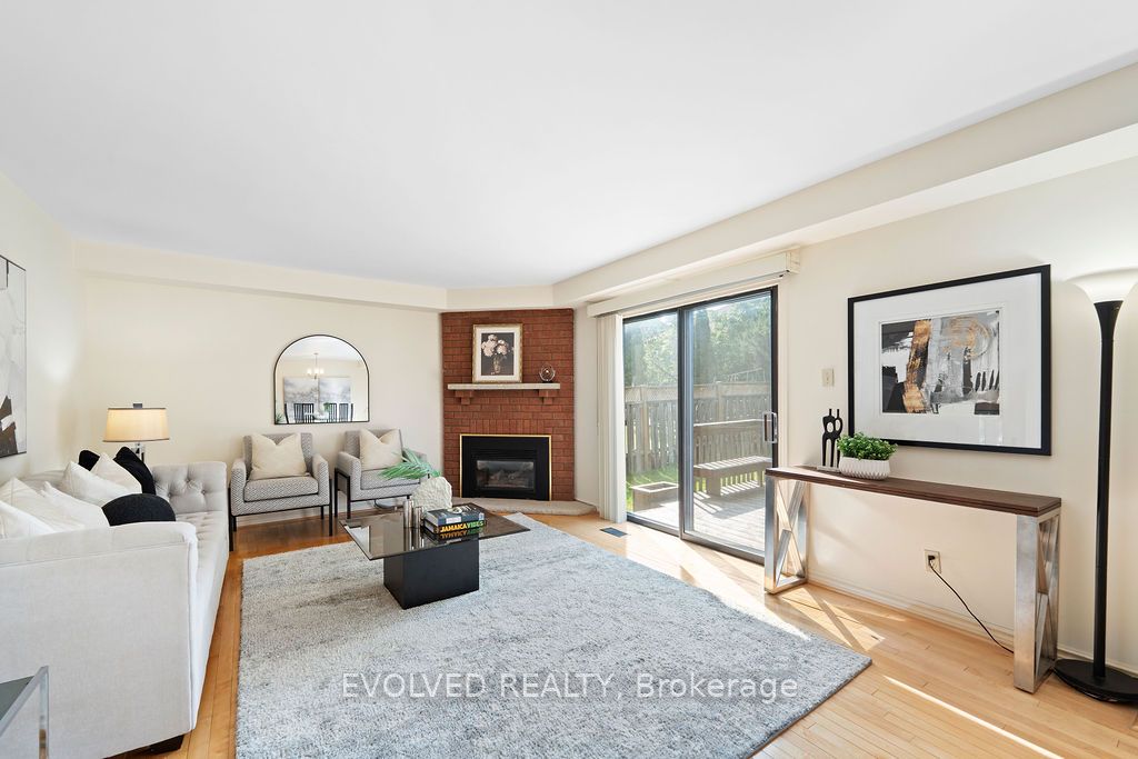 27 Hewlett Crescent