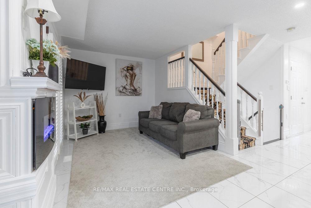 3 Bedrooms Condo at 2774 King,  Hamilton For sale