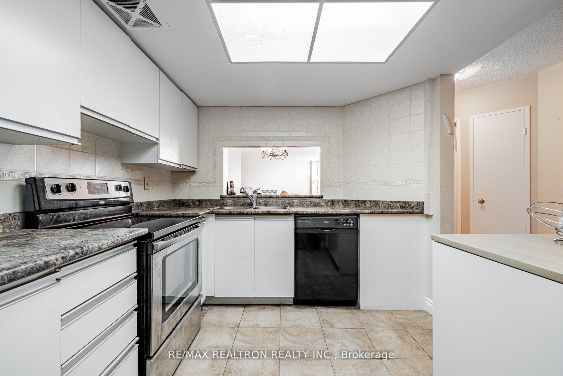 2 Bedrooms Condo at 7440 Bathurst,  Vaughan For sale