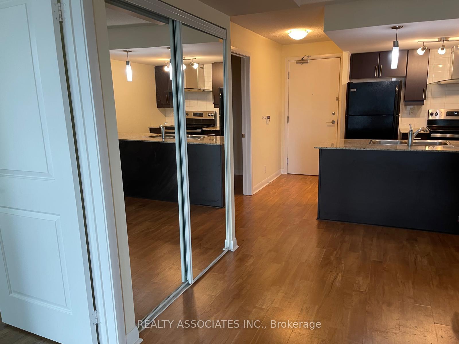 2 Bedrooms Condo at 25 Town Centre, Toronto For sale