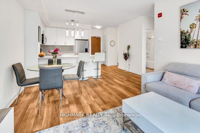 2 Bedrooms Condo at 320 Plains, Burlington For sale