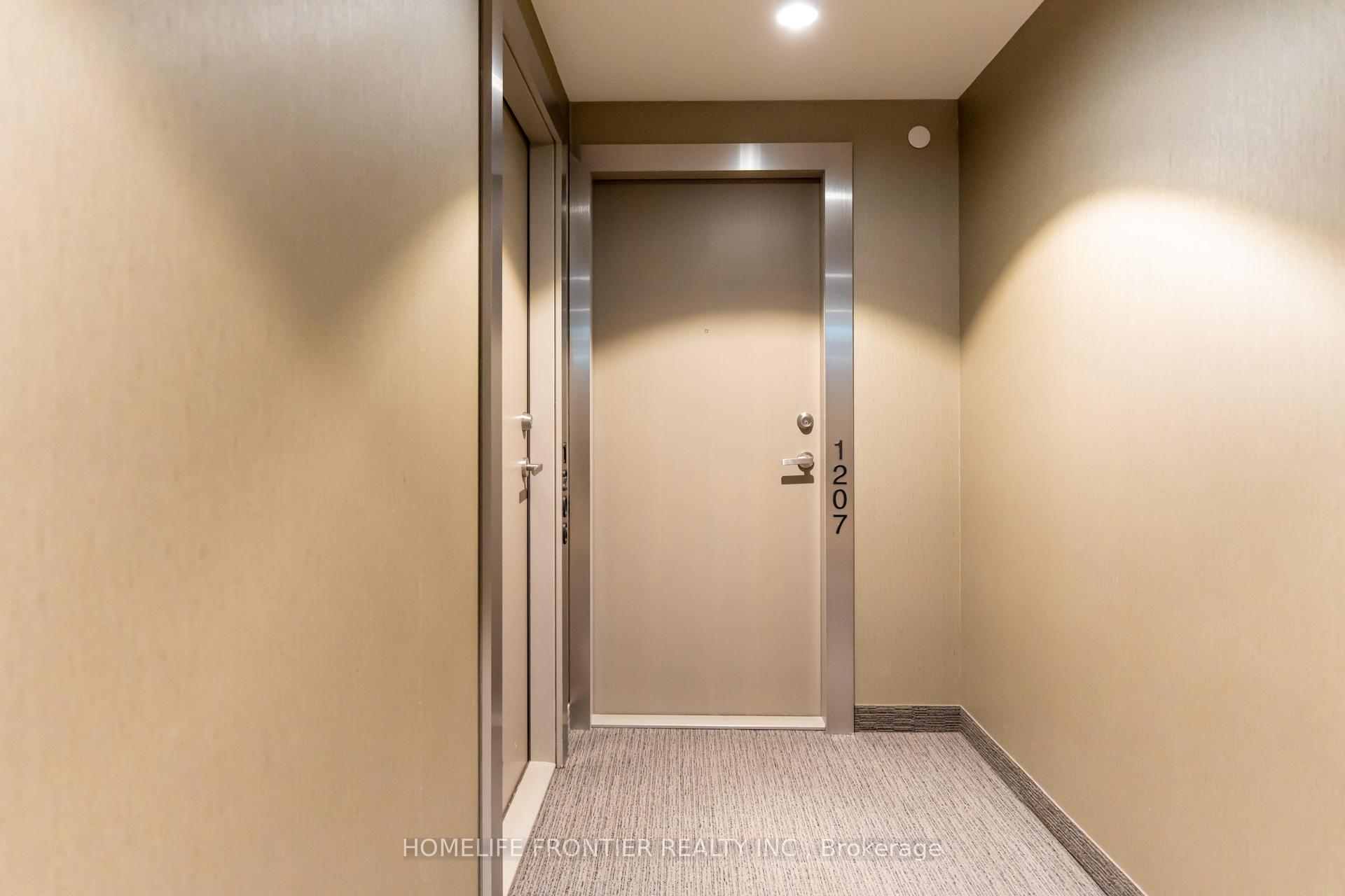 2 Bedrooms Condo at 88 Harbour, Toronto For sale
