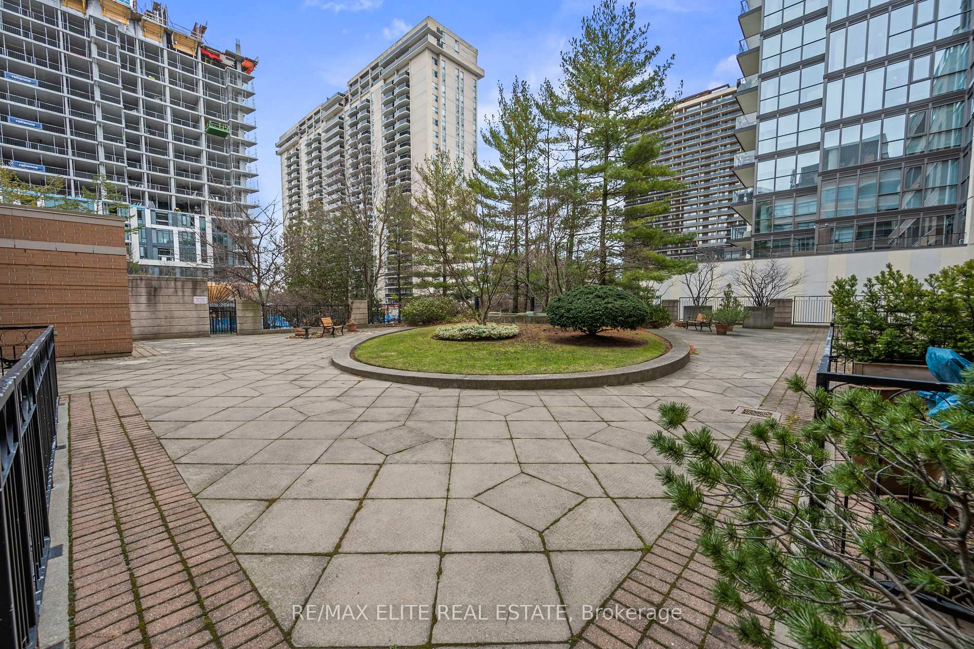 1 Bedroom Condo at 5 Rosehill,  Toronto For sale
