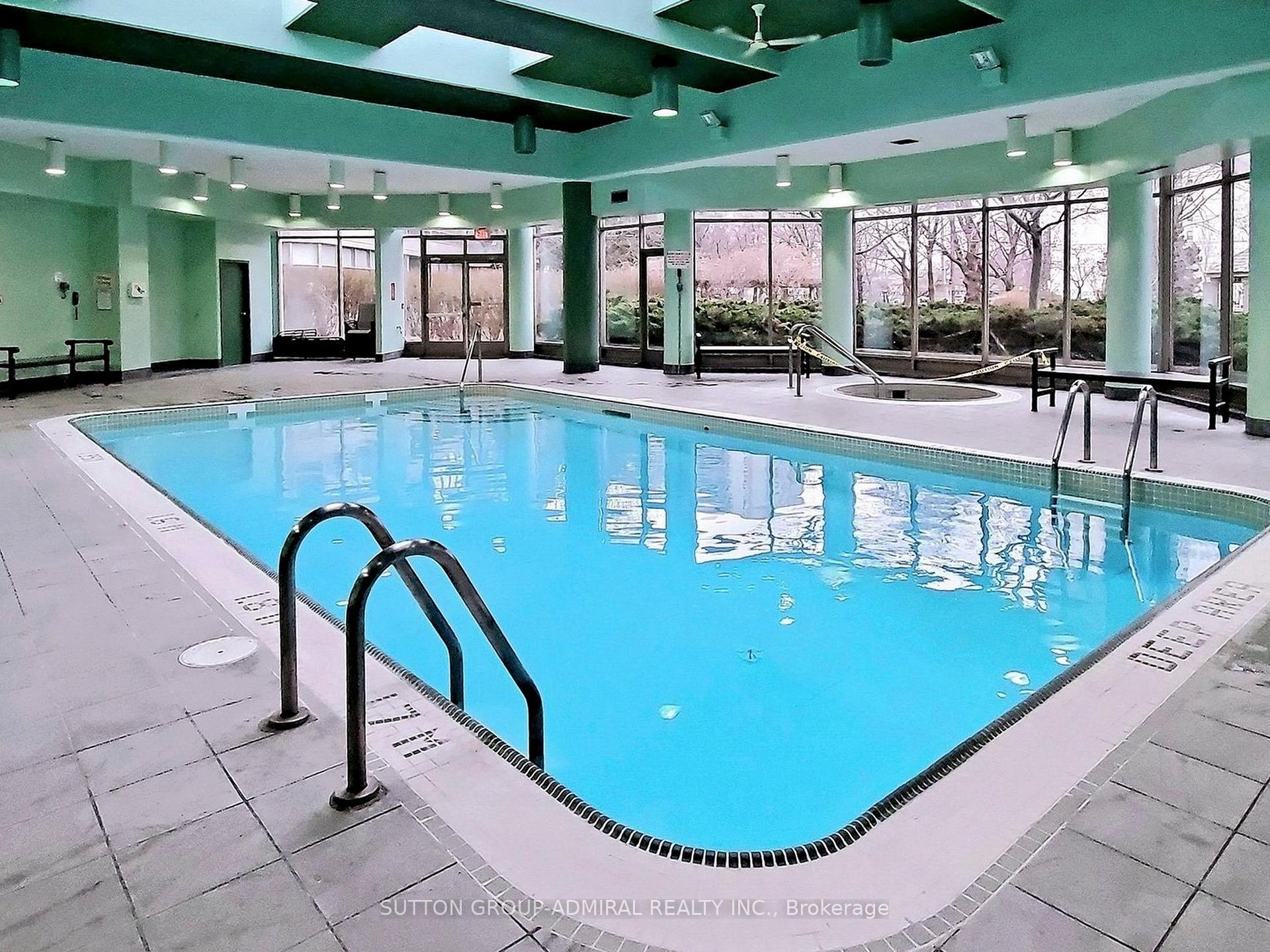 2 Bedrooms Condo at 11 Townsgate,  Vaughan For sale