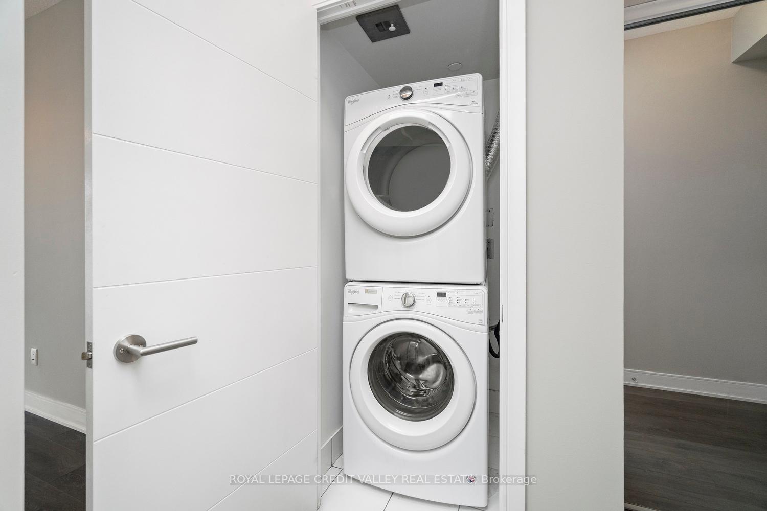 2 Bedrooms Condo at 525 Adelaide, Toronto For sale