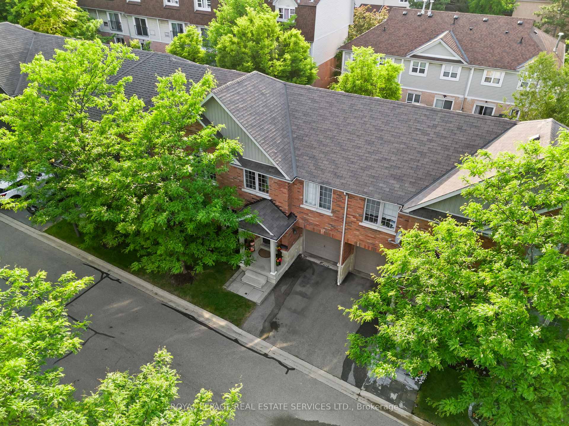 3 Bedrooms Condo at 3040 Fifth, Mississauga For sale