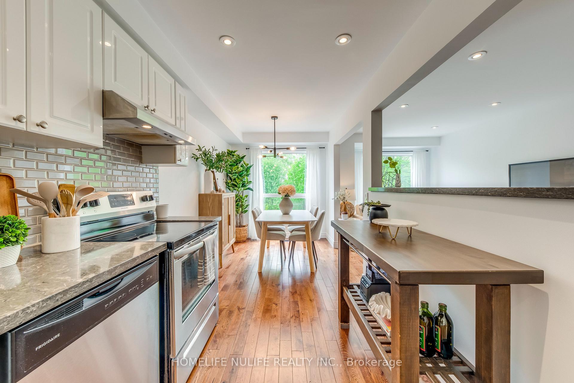 3 Bedrooms Condo at 7284 Bellshire, Mississauga For sale