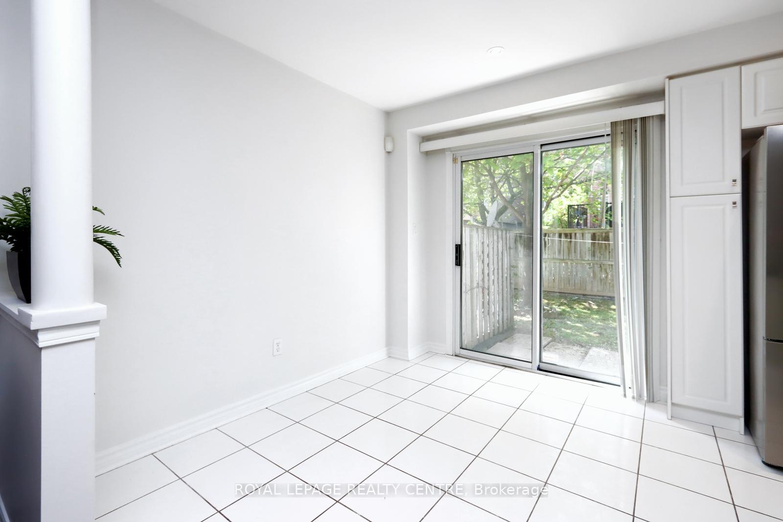 3 Bedrooms Condo at 5525 Palmerston, Mississauga For sale