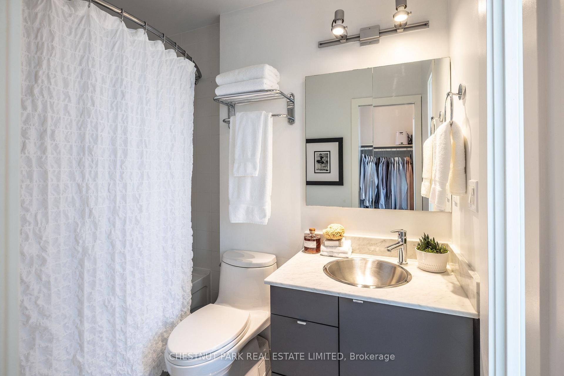 2 Bedrooms Condo at 33 Lombard, Toronto For sale
