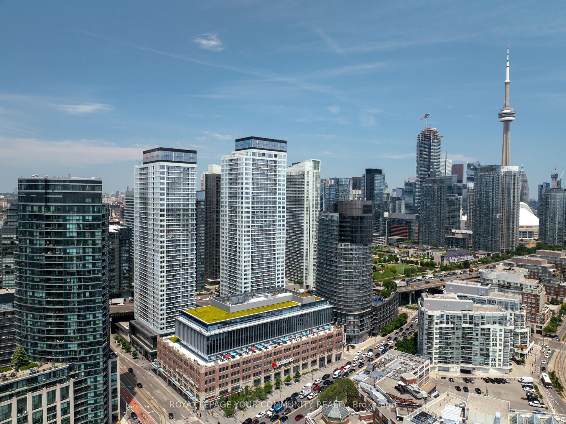 3 Bedrooms Condo at 17 Bathurst, Toronto For sale