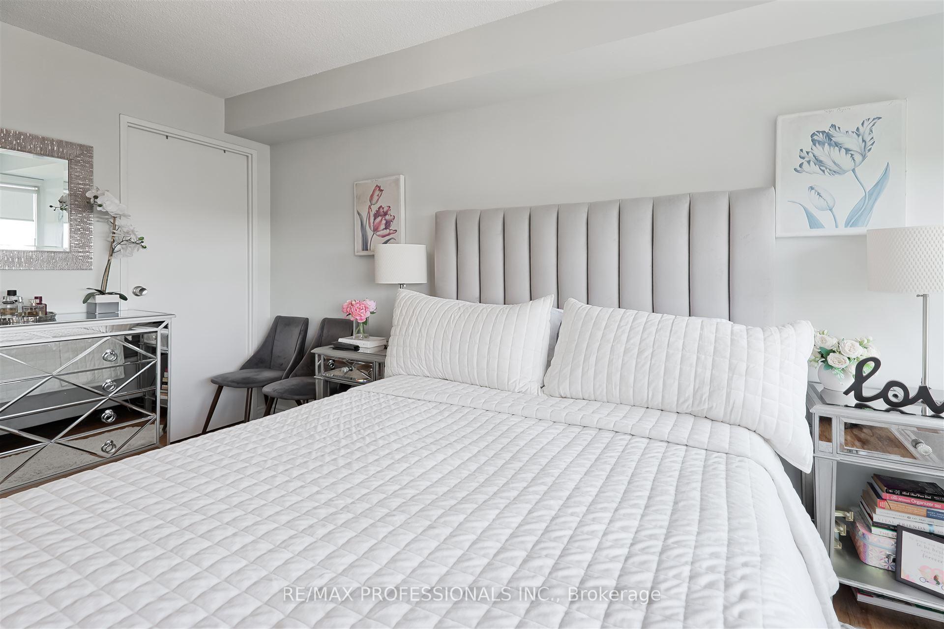 3 Bedrooms Condo at 475 The West Mall, Toronto For sale