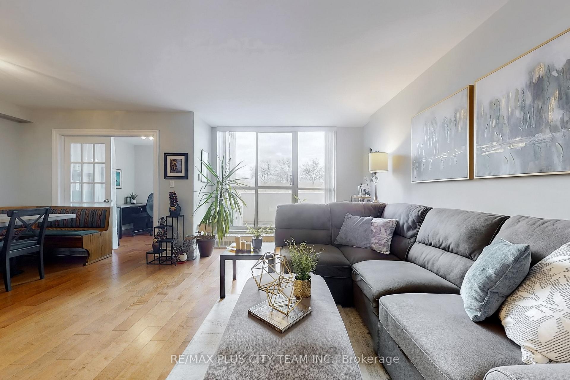 4 Bedrooms Condo at 35 Ormskirk, Toronto For sale