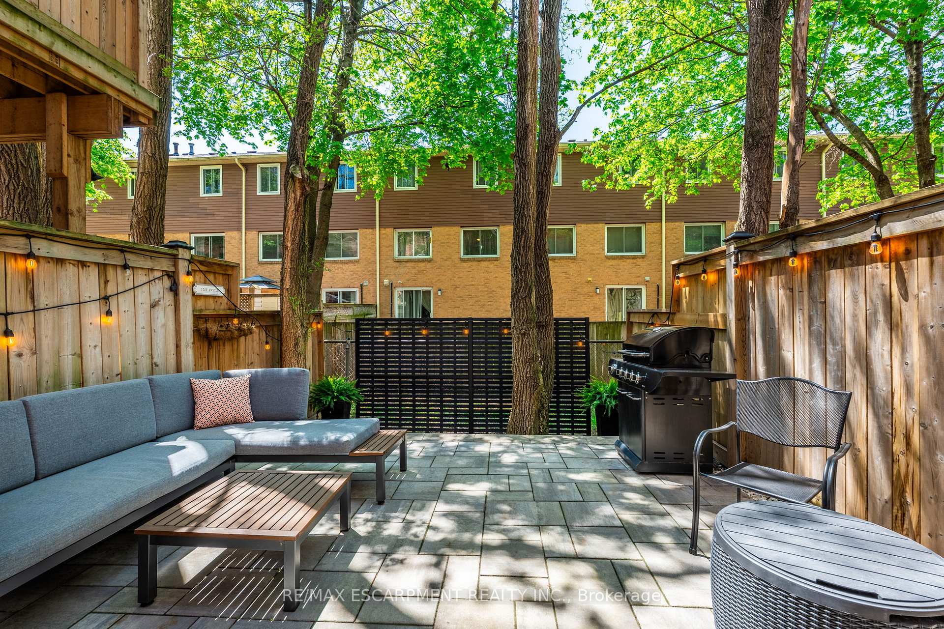 2 Bedrooms Condo at 181 Plains, Burlington For sale