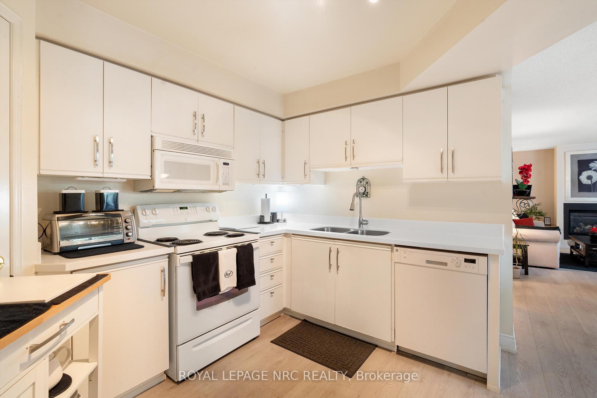 2 Bedrooms Condo at 2530 Northhampton, Burlington For sale