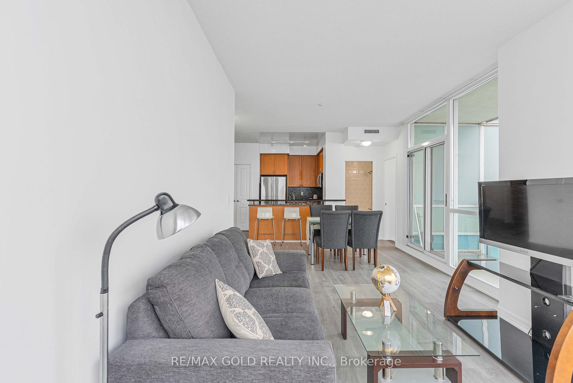 3 Bedrooms Condo at 3939 Duke Of York, Mississauga For sale
