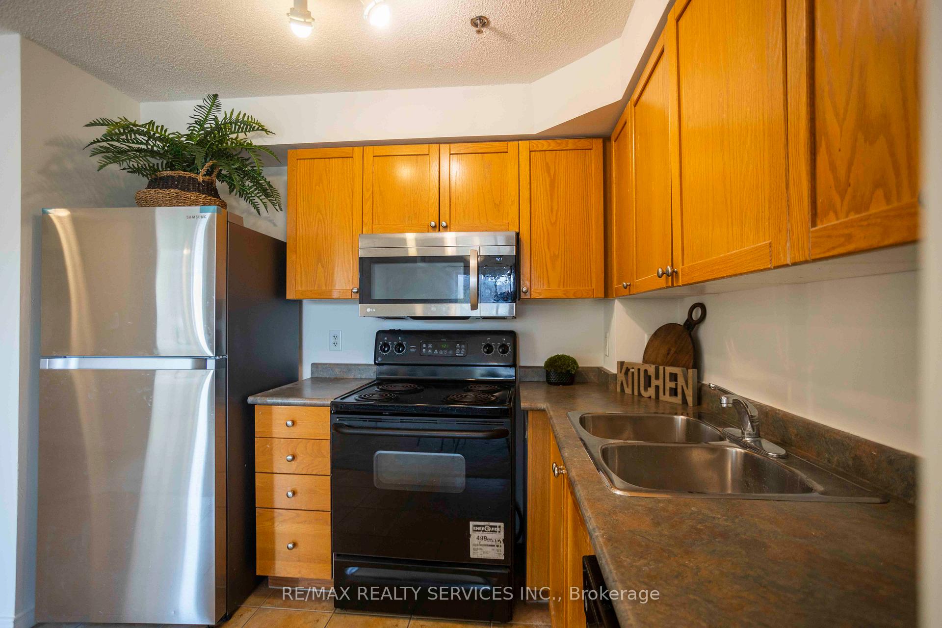 3 Bedrooms Condo at 684 Warden, Toronto For sale