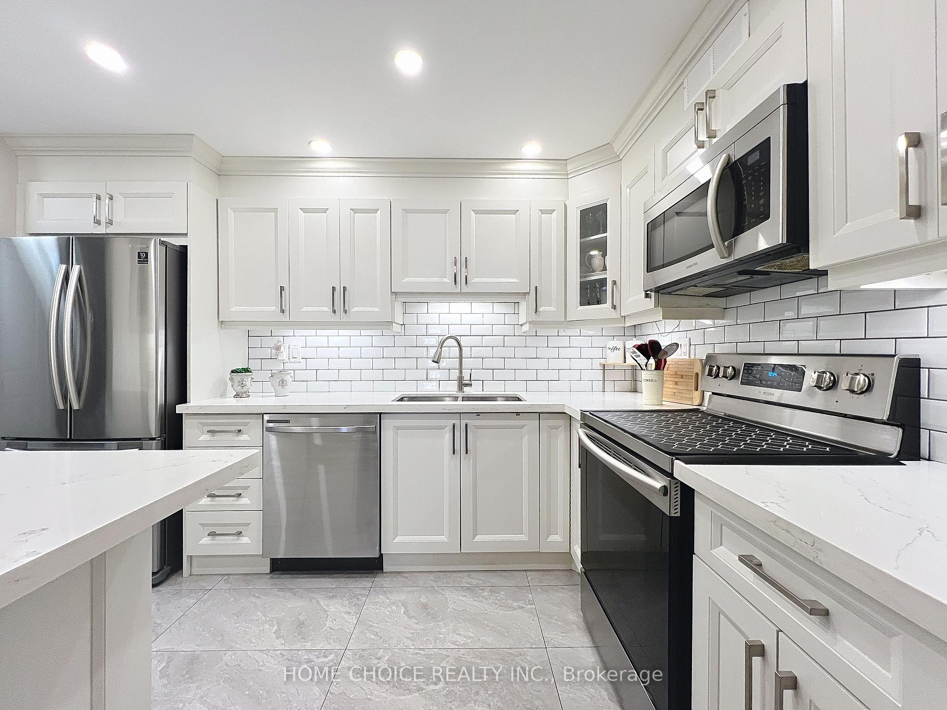 3 Bedrooms Condo at 15 La Rose, Toronto For sale