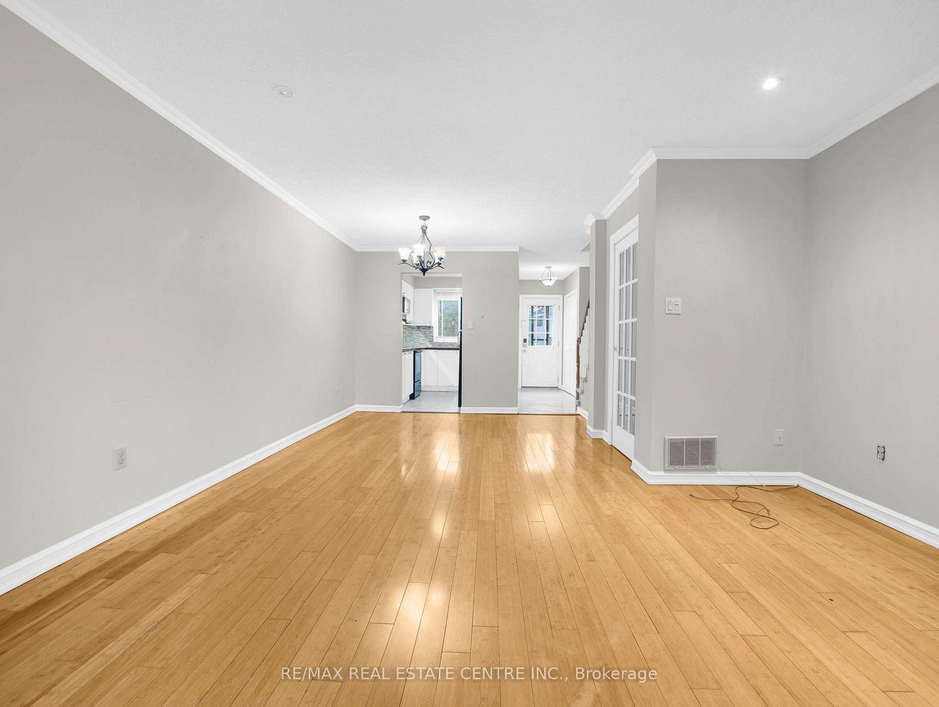 3 Bedrooms Condo at 2779 Gananoque, Mississauga For sale