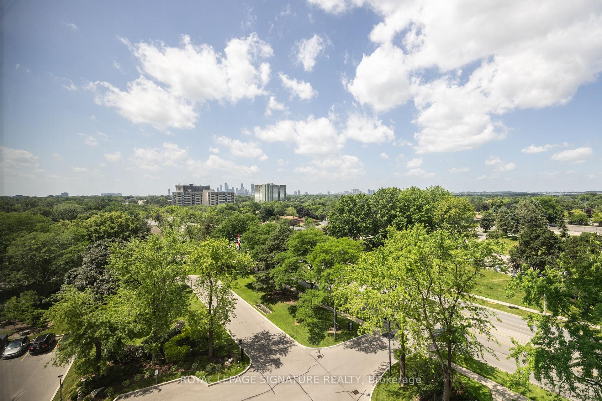 3 Bedrooms Condo at 1300 Bloor, Mississauga For sale