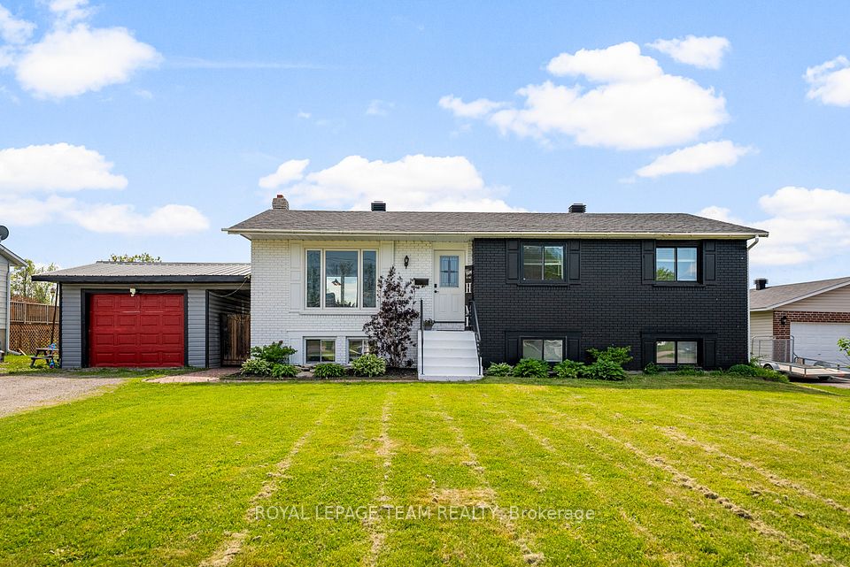 40 Meadowbrook Drive, Laurentian Valley, ON K8A 7C3