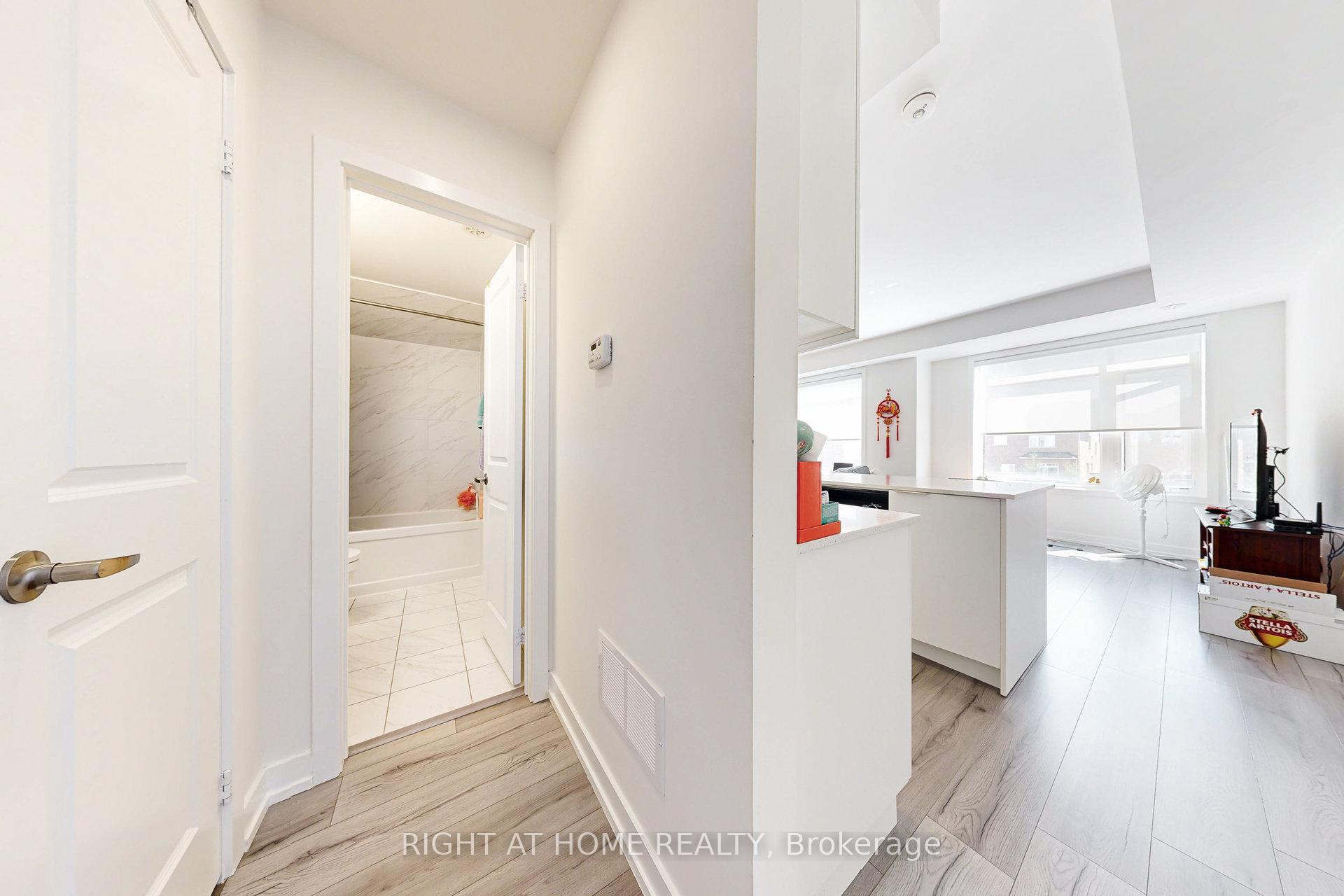 2 Bedrooms Condo at 3058 Sixth, Oakville For sale