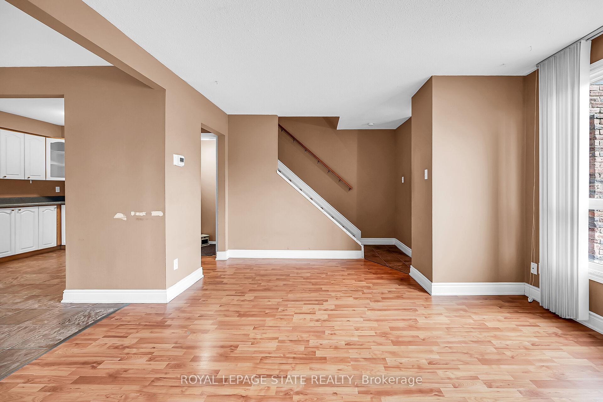 3 Bedrooms Condo at 977 Francis, Burlington For sale