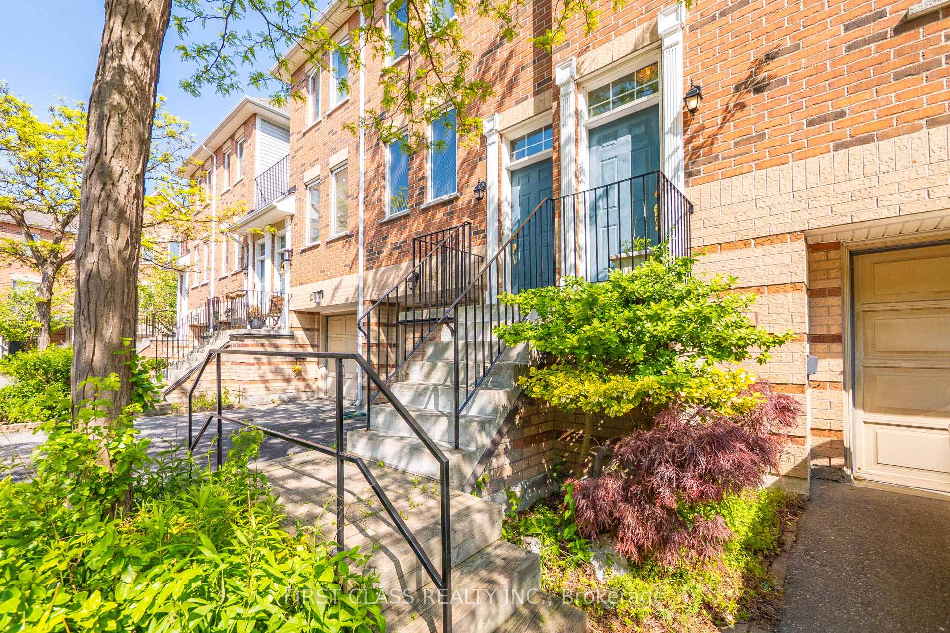 4 Bedrooms Condo at 10A Leaside Park, Toronto For sale