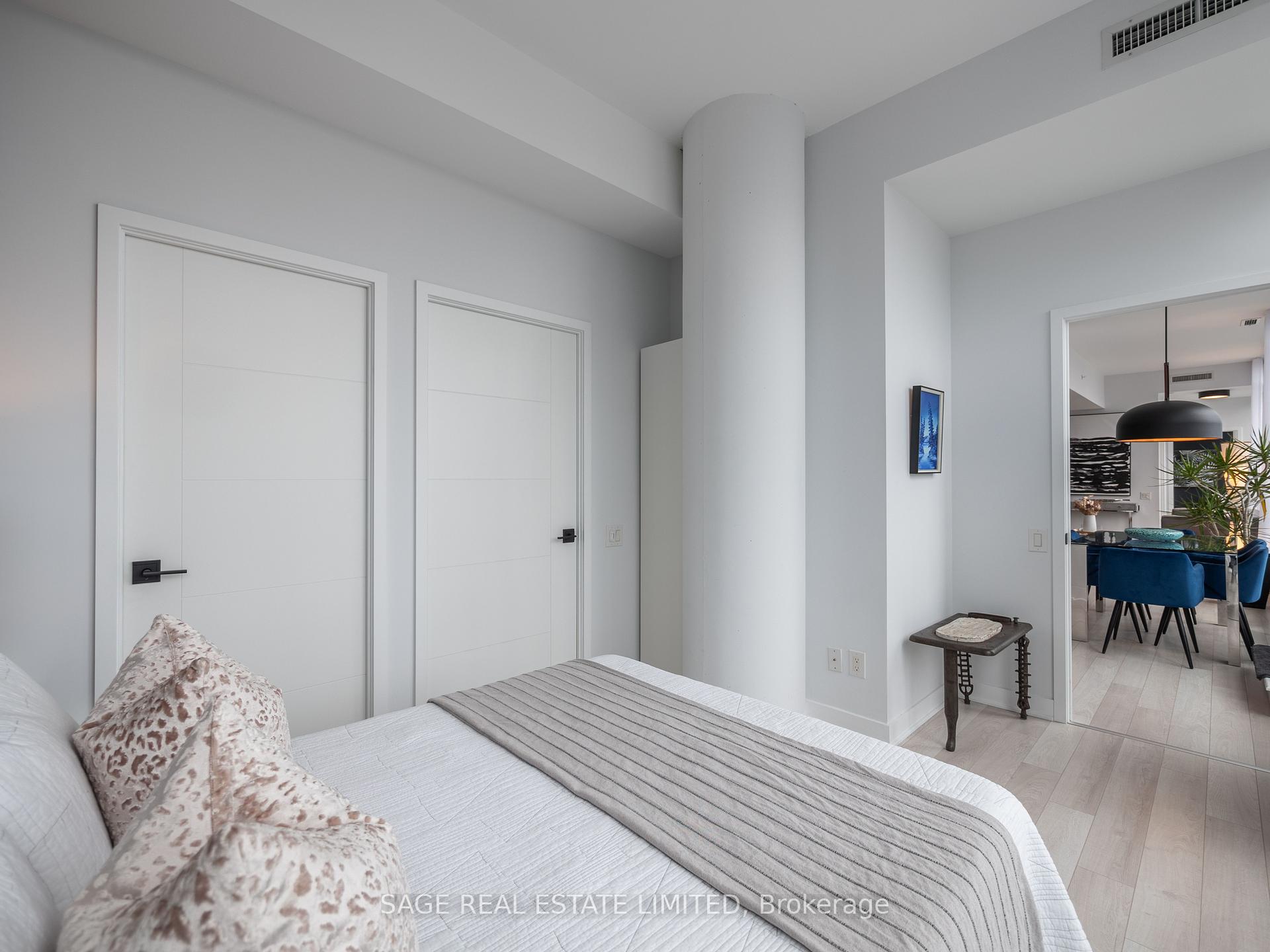2 Bedrooms Condo at 290 Adelaide, Toronto For sale