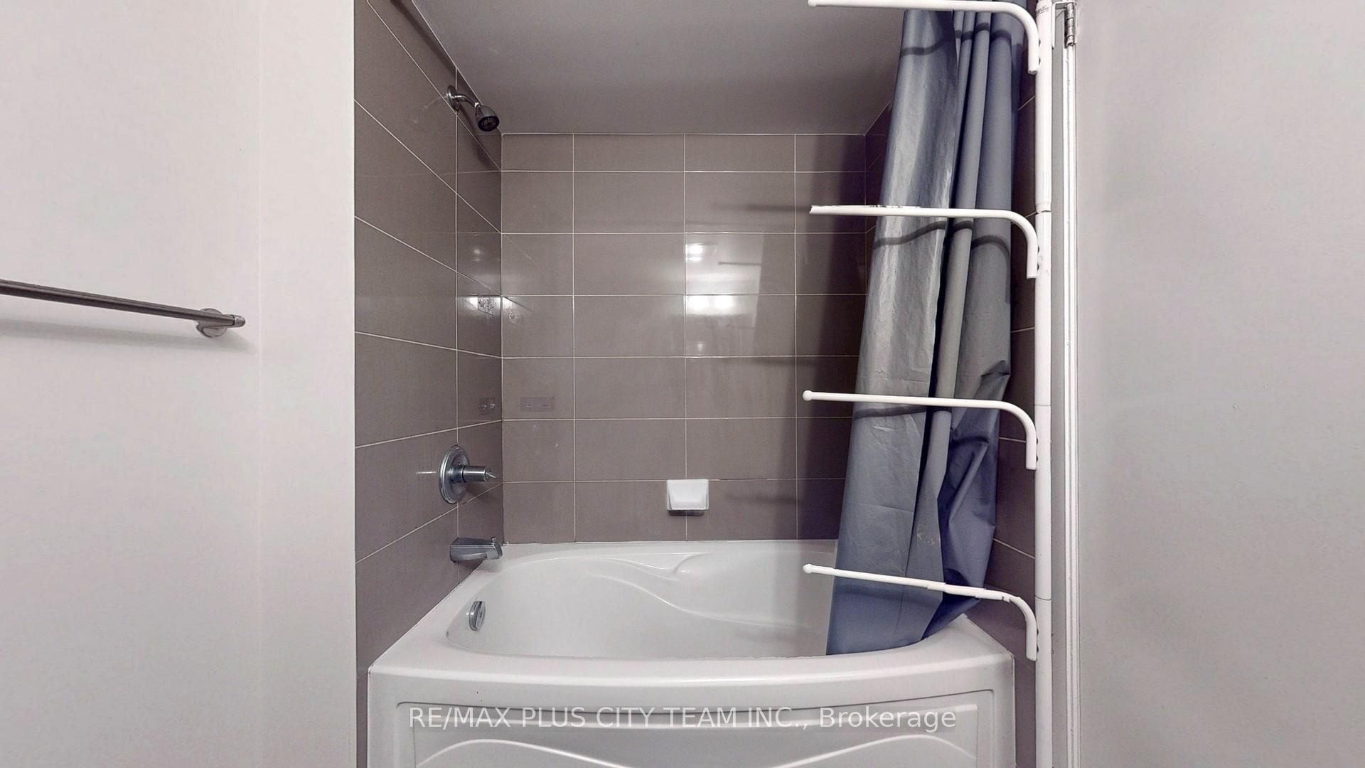 2 Bedrooms Condo at 18 Harbour, Toronto For sale