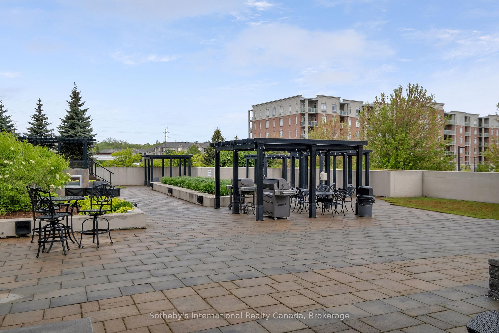 2 Bedrooms Condo at 1940 Ironstone, Burlington For sale