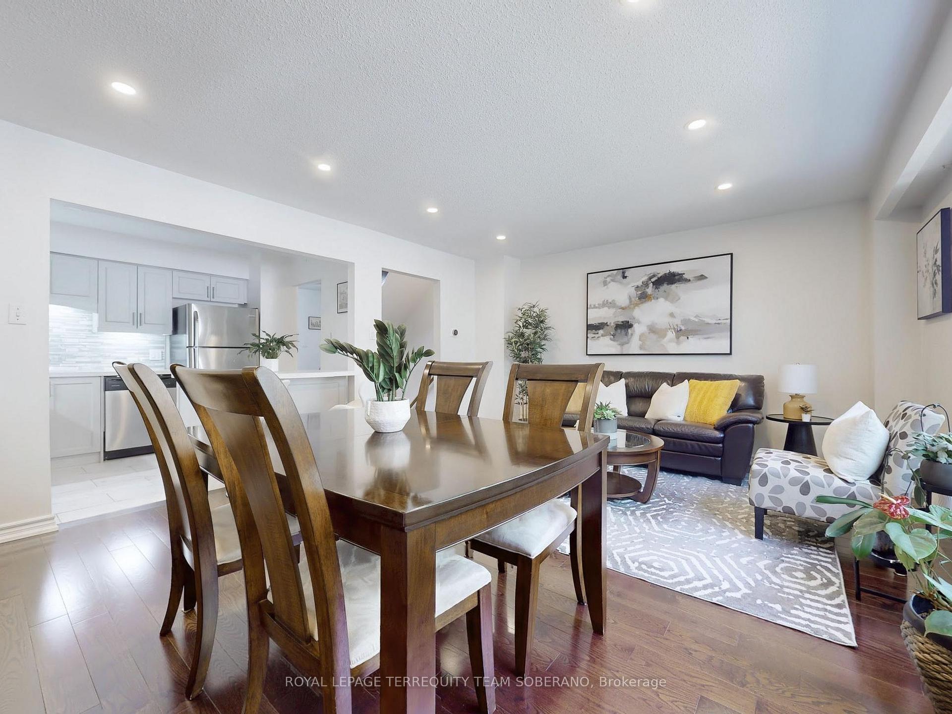 3 Bedrooms Condo at 8 Village Greenway, Toronto For sale