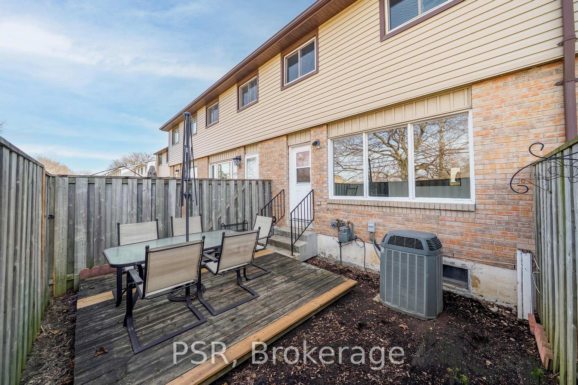 3 Bedrooms Condo at 10 Angus, Hamilton For sale