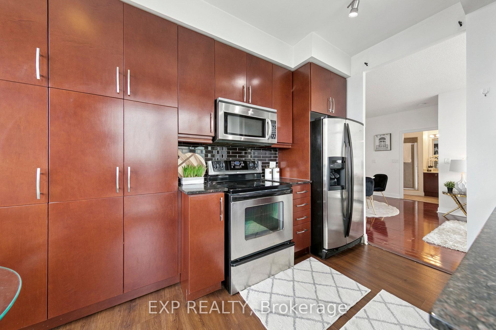 2 Bedrooms Condo at 70 Absolute, Mississauga For sale