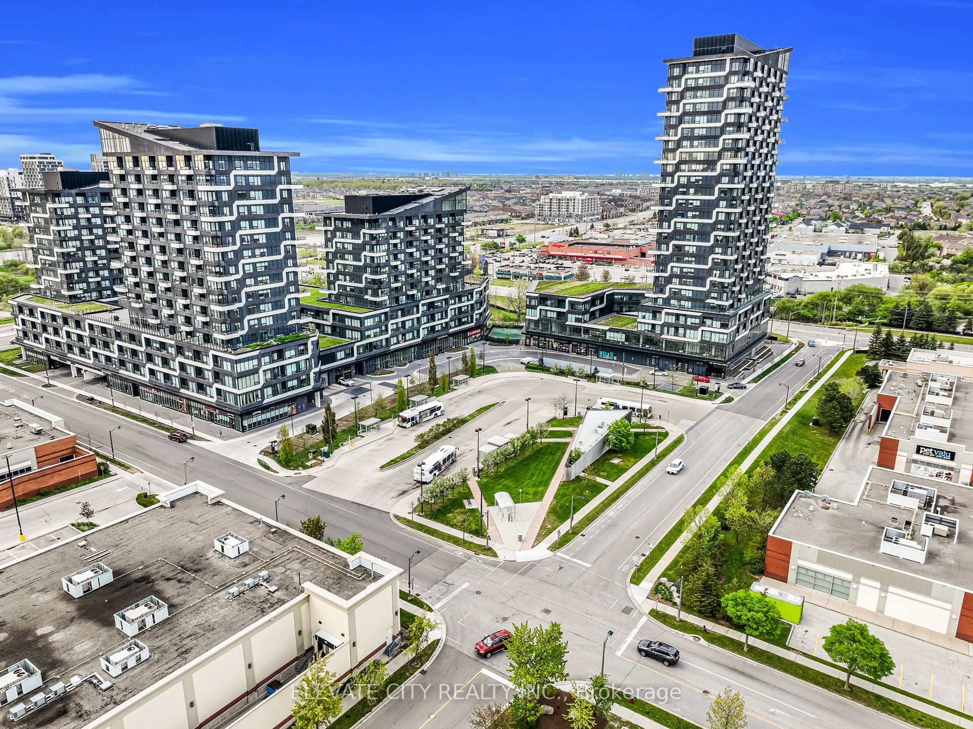2 Bedrooms Condo at 2489 Taunton, Oakville For sale