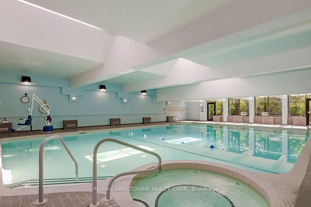 2 Bedrooms Condo at 1903 Pilgrims, Oakville For sale