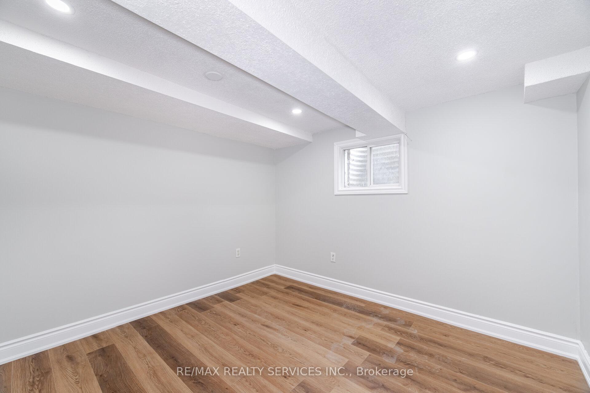 5 Bedrooms Condo at 3525 Brandon Gate, Mississauga For sale