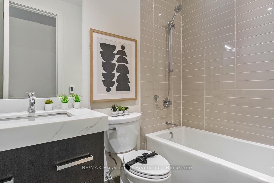3 Bedrooms Condo at 123 Maurice, Oakville For sale