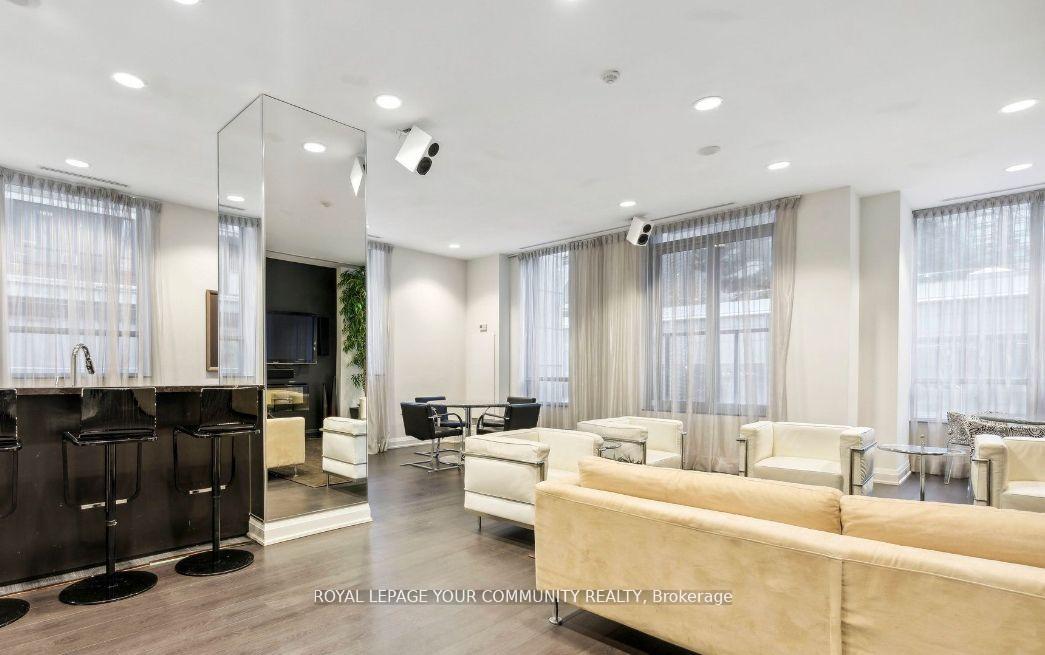 3 Bedrooms Condo at 21 Balmuto, Toronto For sale